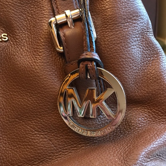 Micheal Kors preloved tan/acorn satchel - Picture 6 of 11